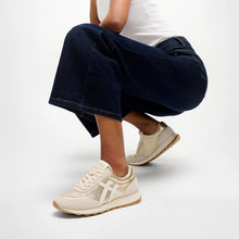Load image into Gallery viewer, FITFLOP RETRO-Q FF METALLIC FABRIC/SUEDE SNEAKERS PLATINO