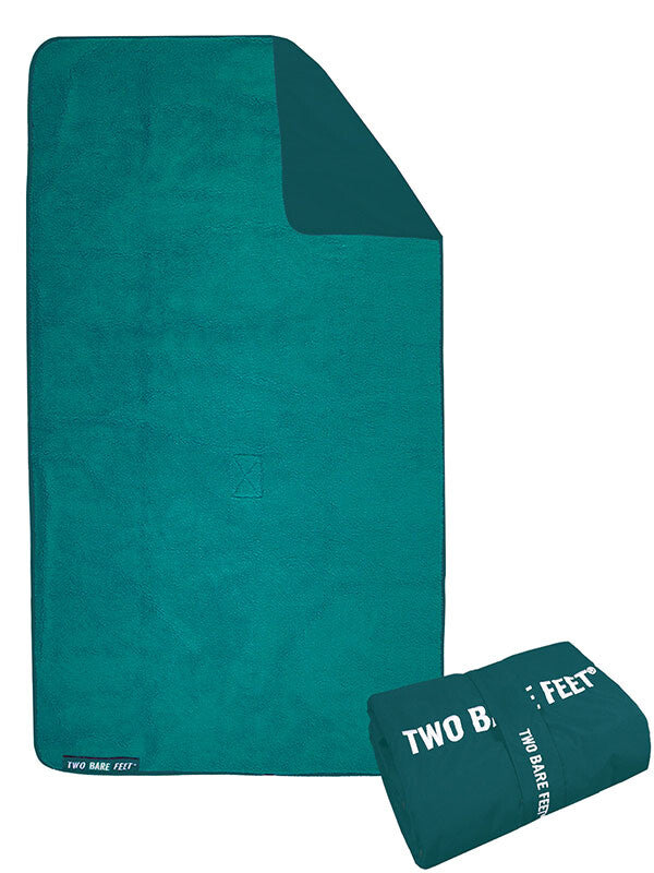 TWO BARE FEET SHERPA LINED WATERPRROOF BLANKET GREEN 145 X 145CM